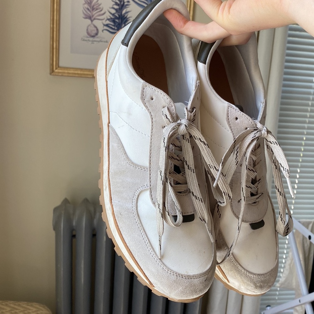 Tennis shoes